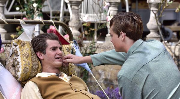 Bild 1 von 11: Robin Cavendish (Andrew Garfield) mit seinem Sohn Jonathan (Dean-Charles Chapman, re.)