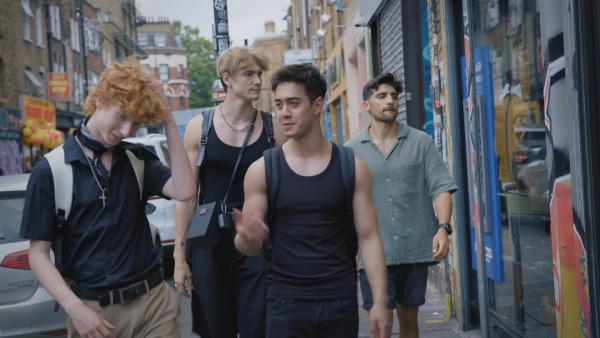 Bild 1 von 7: Influencer Austin Wayne (2.v.l.) mit Filmemacher Ben Zand (r.) beim Streifzug durch London mit einigen seiner Follower