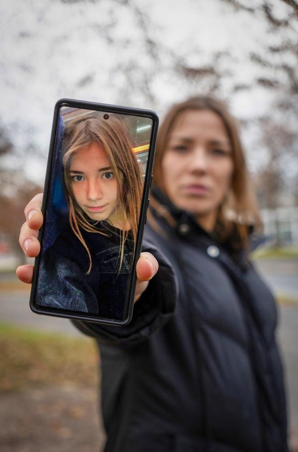 Bild 1 von 4: Reporterin Carolin von der Groeben mit ihrem von der KI generierten Kinderbild.