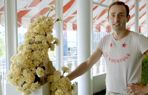 Bild 1 von 4: Jean-Christian Pullin vor der Installation \