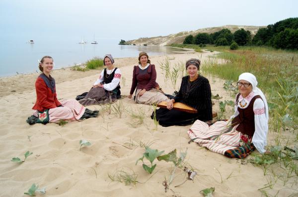 Bild 1 von 3: Das Baltikum ist reich an Traditionen: Regelmäßig treffen sich die Sängerinnen der litauischen Folkloregruppe Giedruze zum Proben.