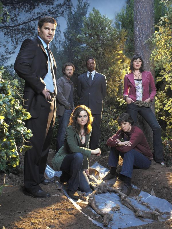 Bild 1 von 10: (1. Staffel) - (v.l.n.r.) Booth (David Boreanaz); Dr. Hodgins (T.J. Thyne); Dr. Brennan (Emily Deschanel); Dr. Goodman (Jonathan Adams); Zack Addy (Eric Millegan); Angela Montenegro (Michaela Conlin)
