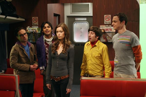 Bild 1 von 8: In San Francisco findet eine Fachkonferenz statt, zu der Sheldon (Jim Parsons, r.), Leonard (Johnny Galecki, l.), Rajesh (Kunal Nayyar, 2.v.l.) und Howard (Simon Helberg, 2.v.r.) reisen. Im Zug treffen sie auf die attraktive Schauspielerin Summer Glau (Summer Glau, M.) und alle sind hin und weg ...