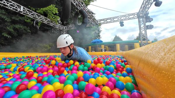 Bild 1 von 1: Die Kandidatinnen und Kandidaten müssen im Hindernispool nach Gummistiefeln suchen.
