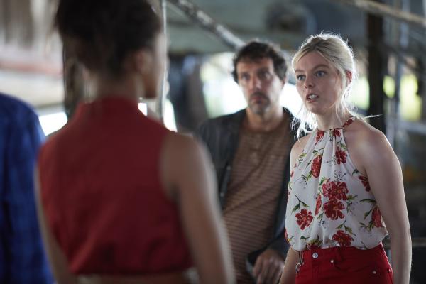 Bild 1 von 3: DS Madeleine Dumas (Aude Legastelois, l.) erfährt von Tabatha (Nell Hudson, r.), dass sie mehr als nur die Assistentin von Geschäftsführer Aaron McCormack ist.