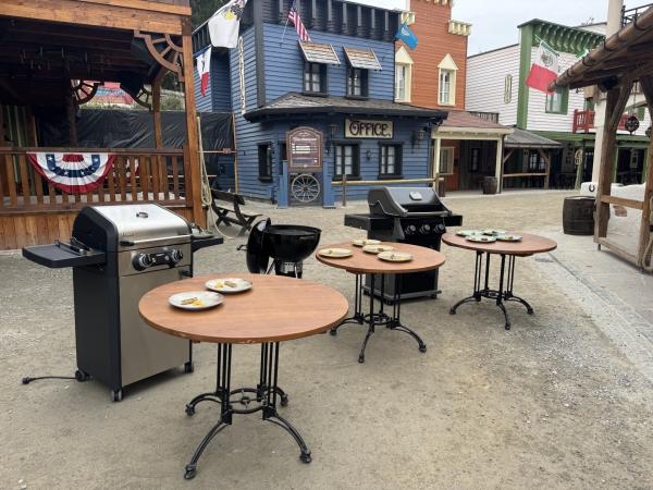 Bild 1 von 13: Elektro-, Kohle- und Gasgrill stehen mit den gebratenen Würstchen bereit für den Geschmackstest.