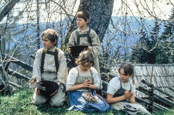 Bild 1 von 2: Im Bild: Mit demonstrativer Frömmigkeit erhoffen die Waldbauernkinder den Pilgern kleine Gaben zu entlocken. Harald Gauster (Peter), Ronnald Ruhdorfer (Jakobele), Birgit Schrabacher (Plonele), Edith Rode (Mirzele).