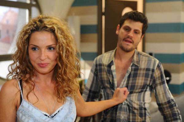 Bild 1 von 25: Nina (Maria Wedig, l.) ist unendlich erleichtert, als Luca (Manuel Cortez, r.) einfühlsam auf ihr Geständnis reagiert ...