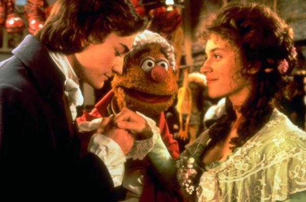 Bild 1 von 11: Miss Piggy, Kermit und Co. mischen den beliebten Klassiker von Charles Dickens um den geizigen Geschäftsmann Ebenezer auf. Dieser wird von Oscar-Preisträger Michael Caine verkörpert, der durch eine Zeitreise in die Vergangenheit und die Zukunft den wahren Sinn von Weihnachten erkennt.