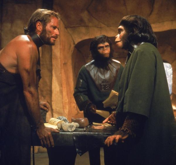 Bild 1 von 6: Nach einiger Zeit kann Taylor (Charlton Heston, l.), das Vertrauen von Dr. Zira (Kim Hunter, r.) und Dr. Cornelius (Roddy McDowell, M.) gewinnen und bittet sie, ihm zu helfen ...