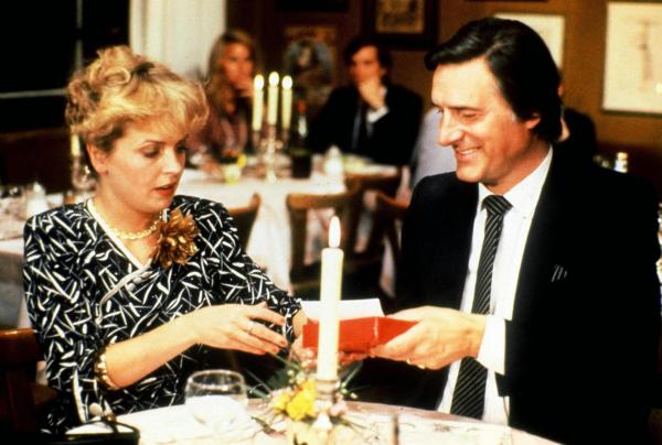 Bild 1 von 1: Im Bild: Gisela Schneeberger (Elli), Helmut Fischer (Monaco Franze).