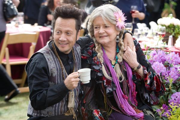Bild 1 von 3: Beim ersten Wiedersehen von Rob (Rob Schneider) mit seinen Freunden nach 30 Jahren kommt es zu Missverständnissen wegen seiner Begleitung Gloria (Joyce Van Patten).