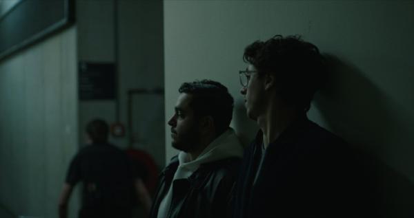 Bild 1 von 5: Brahim (Sabri Saddik, l.) verschafft Momo (Shahine El-Hamus, r.) auf illegale Weise Zugang zum Literaturball.