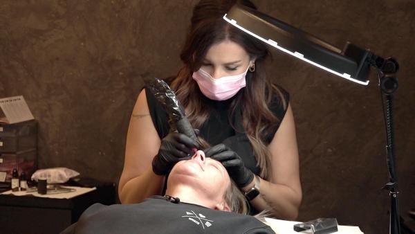 Bild 1 von 3: Im Salon macht Inhaberin Gonca sich direkt ans Werk, das semi-permanente Make-Up bei Nana mit der Nadel einzuarbeiten. Und das Ergebnis haut nicht nur Nana um, auch Mel ist restlos begeistert.
