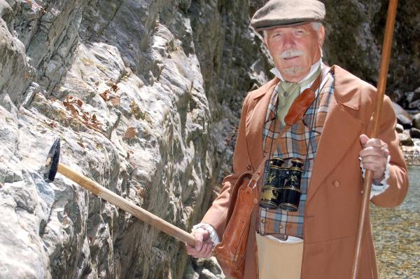 Bild 1 von 10: Im Bild: Hans Peter Schönlaub als historischer Geologe.