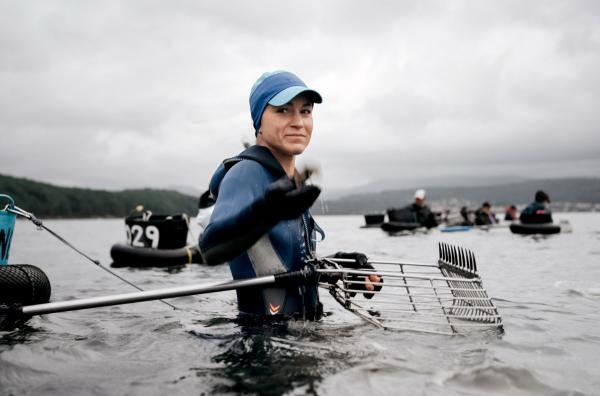 Bild 1 von 4: Irene Fernandez Suarez ist eine der 450 Muschelsammlerinnen ? der Mariscadoras ? in der Ría de Muros e Noia in Galicien.