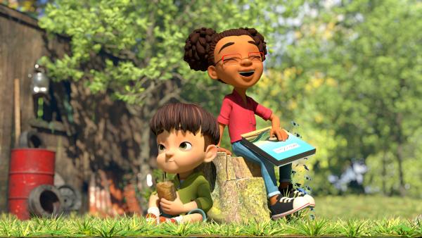 Bild 1 von 3: Für Kleiner Fuß ist die Welt in Ordnung, wenn er von Samson ein Croissant bekommt.