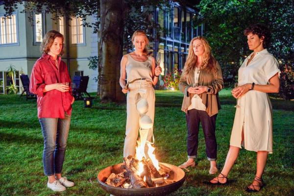 Bild 1 von 18: Im Bild (v.li.): Franziska Hackl (Christiane Boj), Franziska Weisz (Miriam Hintz), Diana Amft (Doris Hauke), Jasmin Gerat (Inès Lemarchal).