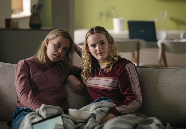 Bild 1 von 8: Madeleine (Madeleine Malling Breen, l.); Ingrid (Ylva Bjßrkaas Thedin, r.)