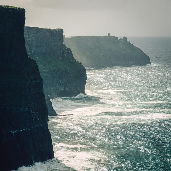 Bild 1 von 9: Typisch Irland: Die Cliffs of Moher sind Irlands berühmteste Küstenformation.