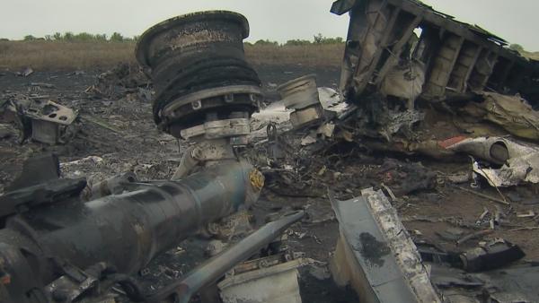 Bild 1 von 3: Kurz nach MH370 verliert Malaysia Airlines ein zweites Flugzeug. MH17 wird mutmaßlich von einer russischen Rakete getroffen und stürzt in der Ukraine ab.