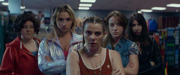 Bild 1 von 6: (v.l.n.r.) MJ (Salomé Diénis Meulien); Lola Bouvier (Chloé Jouannet); Mother Blocker (Sophie-Marie Larrouy); Booby Mercury (Allison Chassagne); Absinthe Ni Touche (Suzanne De Baecque)