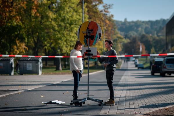 Bild 1 von 1: Jona (Helen Möller, li.) und Hermann (Thorin Holland, re.) wollen Nele helfen.