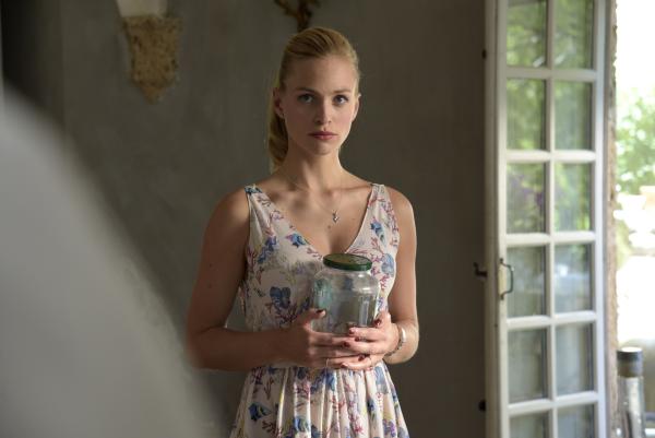 Bild 1 von 15: Charlotte (Julie Engelbrecht) holt das Glas mit dem Frosch aus der Küche, um das Tier zu retten.