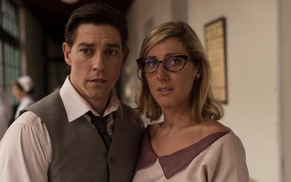 Bild 1 von 6: Pedro Infantes (Adrián Lastra, l.); Rita Montesinos (Cecilia Freire, r.)