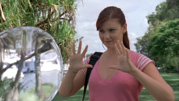 Bild 1 von 2: Charlotte (Brittany Byrnes) setzt ihre Superkräfte gegen Cleo ein. Cleo soll wissen, dass sie sich keine Hoffnungen machen soll, wieder mit Lewis zusammen zu kommen.