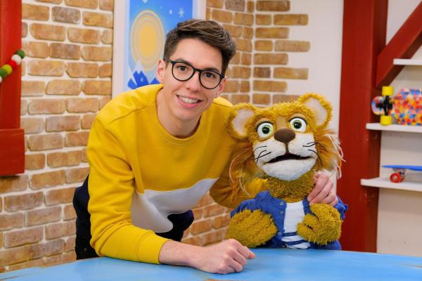 Bild 1 von 11: Im Bild: Christoph Hirschler mit Kater Kurt.