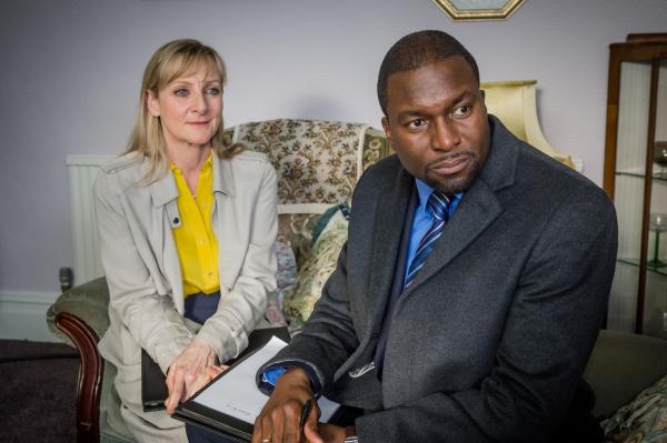 Bild 1 von 8: DC Janet Scott (Lesley Sharp, l.); DC Lee Broadhurst (Delroy Brown, r.)