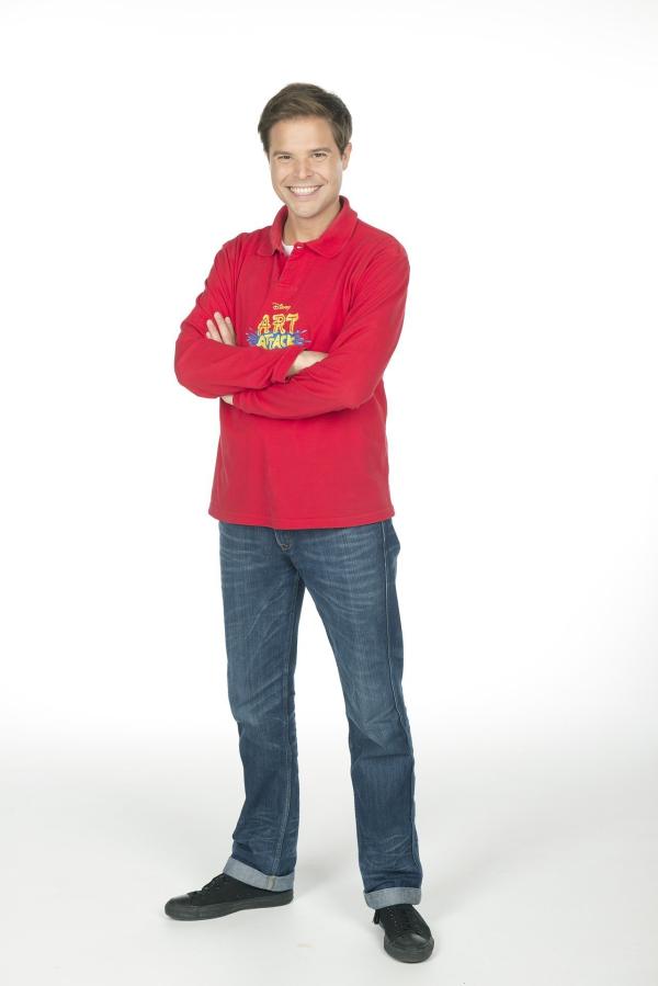 Bild 1 von 14: Stifte, Kleber, fertig, los! Das große Basteln beginnt wieder - mit brandneuen Folgen von Art Attack. Moderator Nicolás Artajo führt die kleinen Zuschauer in seine bunte Bastelwelt und verwandelt Alltagsgegenstände in tolle Kunstwerke. Er zeigt, wie man mit wenigen Hilfsmitteln wunderschöne Projekte umsetzt. Damit seine Zuschauer es ihm gleichtun können, wird jeder Handgriff genau erklärt. Schritt für Schritt zeigt Disney Art Attack, wie man aus unscheinbaren Haushaltsgegenständen wie leeren Küchenpapierrollen, Pappkartons, leeren Joghurtbechern und Zeitungspapier die tollsten Sachen zaubert. Dabei wird nicht nur die Fantasie der kleinen Zuschauer angeregt, auch die kreativen und motorischen Fähigkeiten werden gefördert. Nicolás hat sich auch für die elfte Staffel wieder einiges vorgenommen: Neben Big-Band-Instrumenten, einer Piratentaverne aus Holzstäbchen oder dreidimensionalen Hügelbildern und einem Lenker-Clown für den Roller oder das Fahrrad werden auch fliegende Topfpflanzen nachgebastelt.