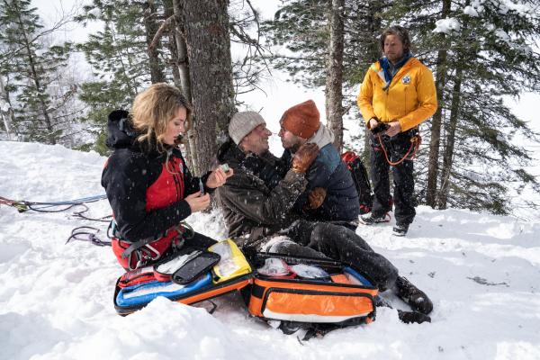 Bild 1 von 7: Katharina (Luise Bähr, l.) und Markus (Sebastian Stöbel, r.) haben den schwerverletzten Stefan (Michael von Au, 2.v.l.) und seinen Sohn Jakob (Riccardo Campione, 2.v.r.) gefunden. Doch Stefans Zustand ist kritisch.