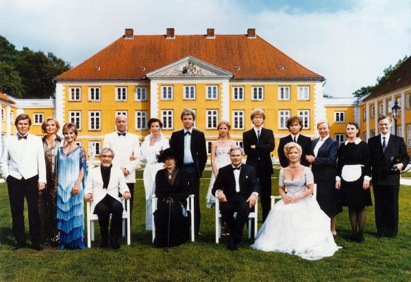 Bild 1 von 3: Im Bild: v.l.n.r.: Sigmar Solbach (Jan Balbeck), Ruth-Maria Kubitschek (Margot Balbeck), Susanne Uhlen (Kitty Balbeck), Jürgen Goslar (Max von Guldenburg), Wilfried Baasner (Achim Lauritzen), Iris Berben (Evelyn Lauritzen), Brigitte Horney (Herta von Guldenburg), Wolf Roth (Thomas von Guldenburg), Katharina Böhm (Nane von Guldenburg), Karl Heinz Vosgerau (Martin von Guldenburg), Jochen Horst (Sascha von Guldenburg), Christiane Hörbiger (Christine von Guldenburg), Alexander Wussow (Tobias Kröger), Veronika Hintringer (Leni), Friedrich Schütter (Kurt Kröger).