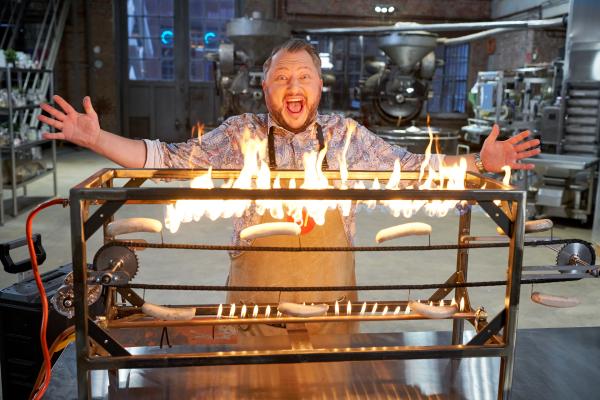 Bild 1 von 7: Currywurst zählt zu den beliebtesten Gerichten in deutschen Kantinen. Häufig landet jedoch Industrie-Sauce aus XXL-Eimern auf der Wurst. Die Großpackungen sind im Einkauf günstig und sparen den Gastronomen viel Zeit. Sebastian Lege zeigt, was in den Fertig-Saucen aus dem Eimer wirklich steckt.