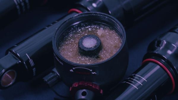 Bild 1 von 3: In einem scheinbar harmlosen Fahrradstoßdämpfer entdecken die Zöllner eine verdächtige, organische Masse.