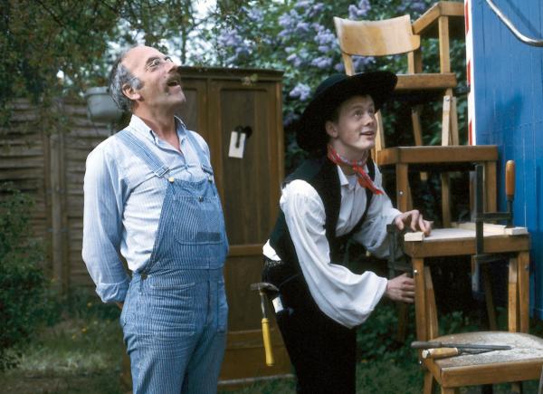 Bild 1 von 3: In Peters (l.) Bauwagen ist der Holzwurm. Einige Teile müssen ausgetauscht werden. Peter freut sich, dass er die passenden Teile beim Schreiner (r.) bekommen hat.