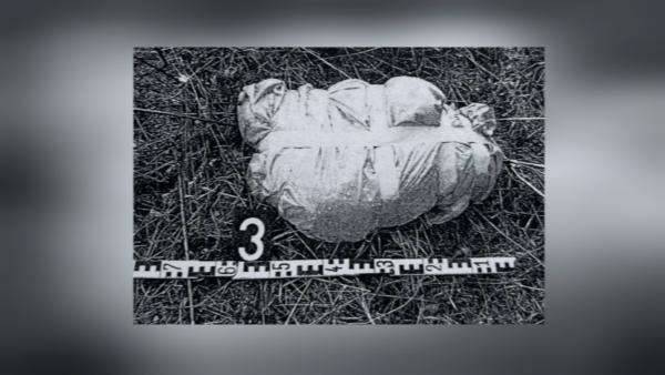 Bild 1 von 6: Auf der Transitstrecke zwischen der BRD und Westberlin bei Kilometer 4,5 stellen Polizisten dieses Paket sicher, zusammen mit drei weiteren. Bei genauer Betrachtung entdeckten die Beamten in einem der Pakete ein menschliches Bein.