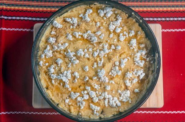 Bild 1 von 3: Ka?amak ? eine reichhaltige Art Polenta mit Schafsbutter und -käse