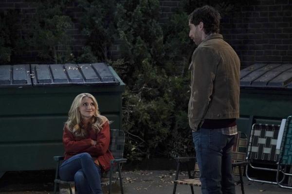 Bild 1 von 15: Gina Dabrowski (Annaleigh Ashford, l.); Drew Dunbar (Thomas Middleditch, r.)