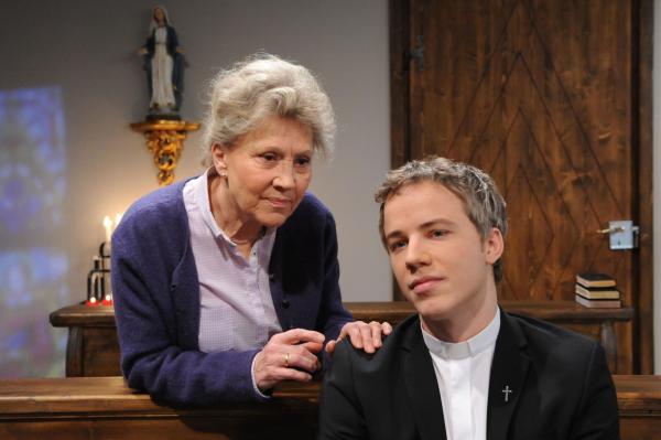 Bild 1 von 10: Hildegard (Antje Hagen, l.); Martin (David Paryla, r.)