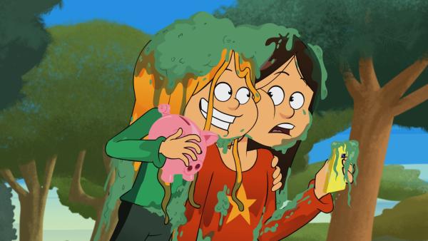 Bild 1 von 4: Zu allem Überfluss sind beide Mädchen in den dreckigen Brunnen gefallen.