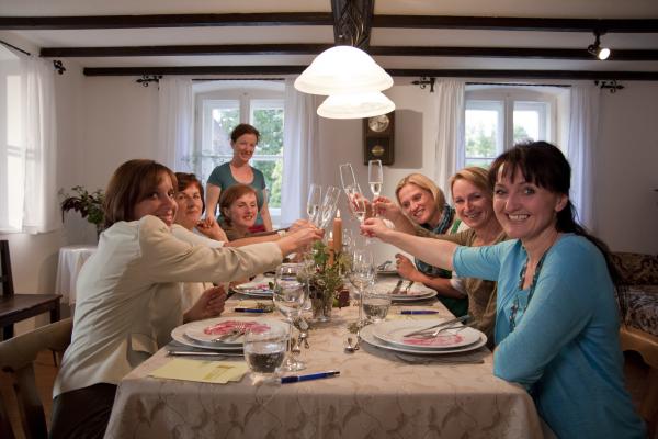 Bild 1 von 12: Die Landfrauen beim Dinner - von links: Dagmar Kirmeier, Gerlinde Hofer, Gabriele Huber, N.N., Susanne Reck, Daniela Schubert und Beate Schaller.