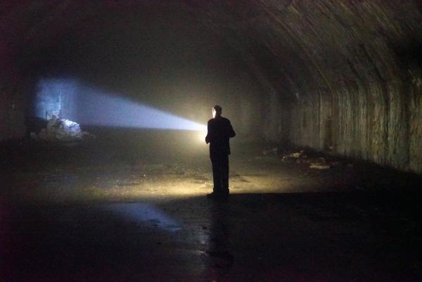 Bild 1 von 4: MiG-Kampfpilot Hasan Imamovi? in den Höhlen des ehemaligen jugoslawischen Militärflugplatzes ?eljava. Für diesen Stützpunkt wurden 3,5 Kilometer Tunnel in den Berg gesprengt.