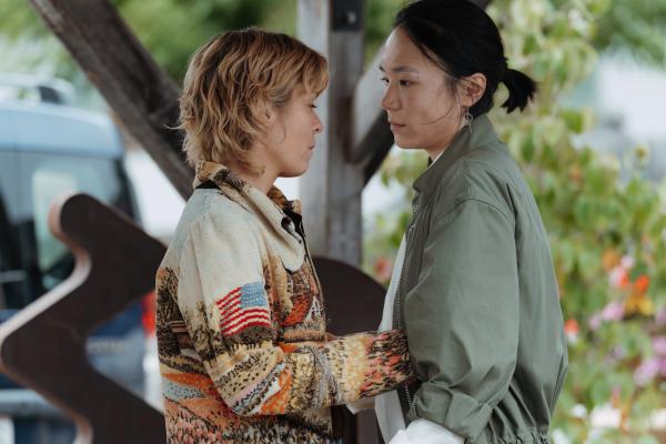 Bild 1 von 14: Anni Kofler (Luise Helm, l.) und Sarah Graupner (Yun Huang, r.) verbindet eine gemeinsame Vergangenheit.