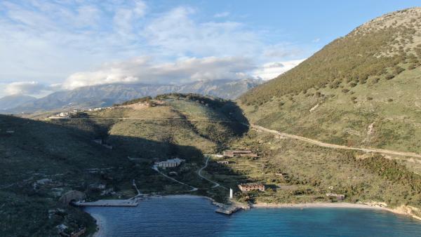 Bild 1 von 1: Die Bucht von Porto Palermo: Ein geheimer Hafen tief im Berg bietet albanischen U-Booten im Kalten Krieg Schutz vor der NATO und dem Warschauer Pakt.