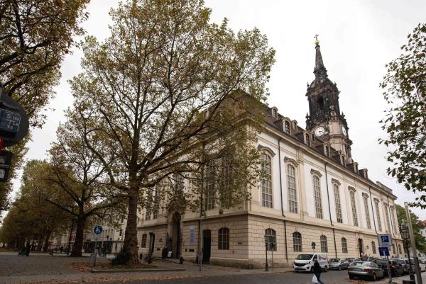 Bild 1 von 5: Außenansicht der Dreikönigskirche Dresden.