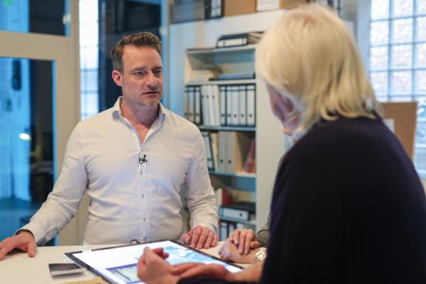 Bild 1 von 3: Experte Oliver Huth (l.) spricht mit Profiler Axel Petermann (r.) über den Fall Calogero C.