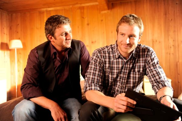 Bild 1 von 1: Martin (Hans Sigl, l.) will Hans (Heiko Ruprecht, r.) zum Frühstück holen, da findet er ihn auf der Bettkante sitzend und in Gedanken vor. Kann es sein, dass er sich neu verliebt hat?